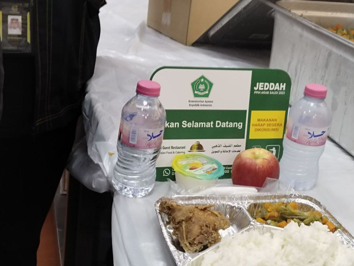 intip menu nasi box jamaah haji di bandara jeddah 2HBEC0WP4k Menu Makanan Yang Biasa Dikonsumsi Oleh Jamaah Haji Di Makkah