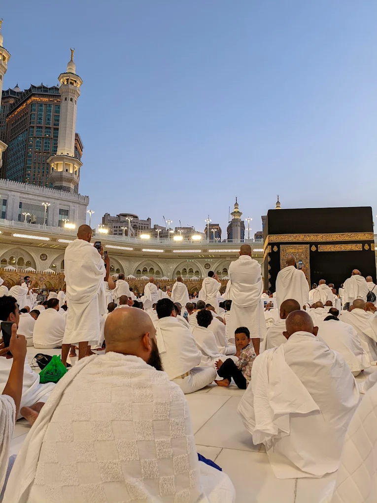 Makna Memakai Kain Ihram Saat Umroh dan Haji: Simbol Kesederhanaan dan Penghambaan