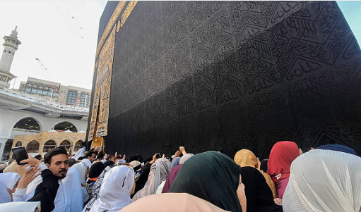 menjaga adab saat melaksanakan umroh