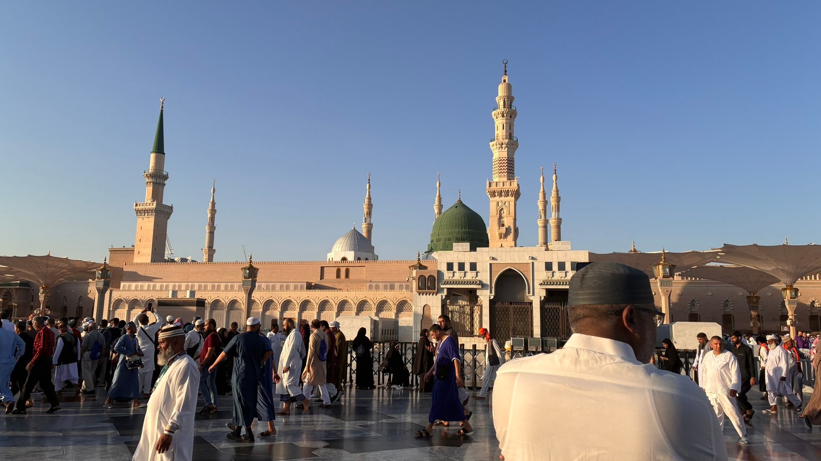Panduan Lengkap Wisata Religi ke Madinah: Tips Nyaman Beribadah untuk Jemaah Pemula 1 Panduan Lengkap Wisata Religi ke Madinah: Tips Nyaman Beribadah untuk Jemaah Pemula