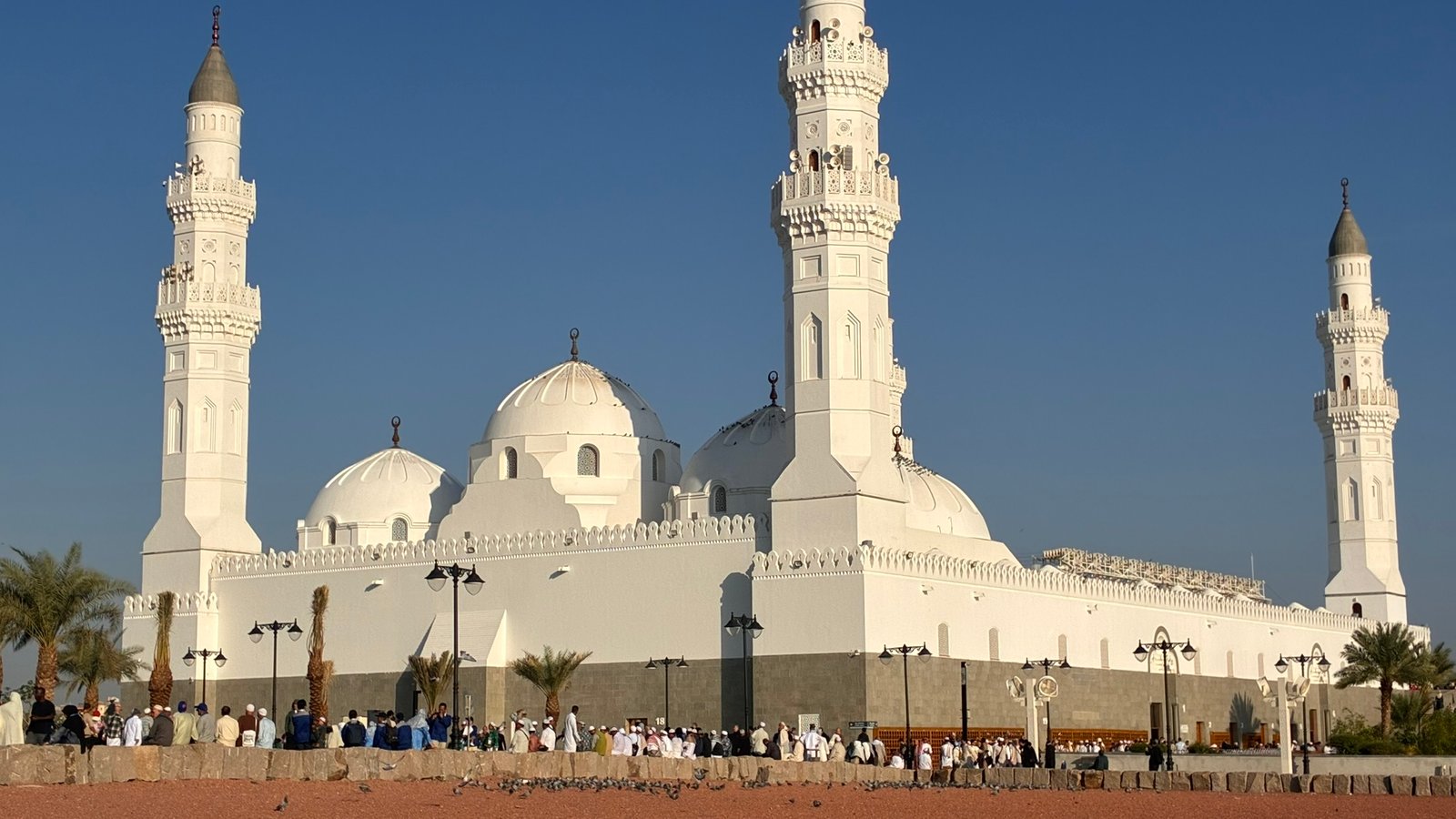 Panduan Lengkap Wisata Religi ke Madinah: Tips Nyaman Beribadah untuk Jemaah Pemula 2 Jejak Sejarah Islam di Madinah: Destinasi Bersejarah Selain Masjid Nabawi yang Wajib Dikunjungi